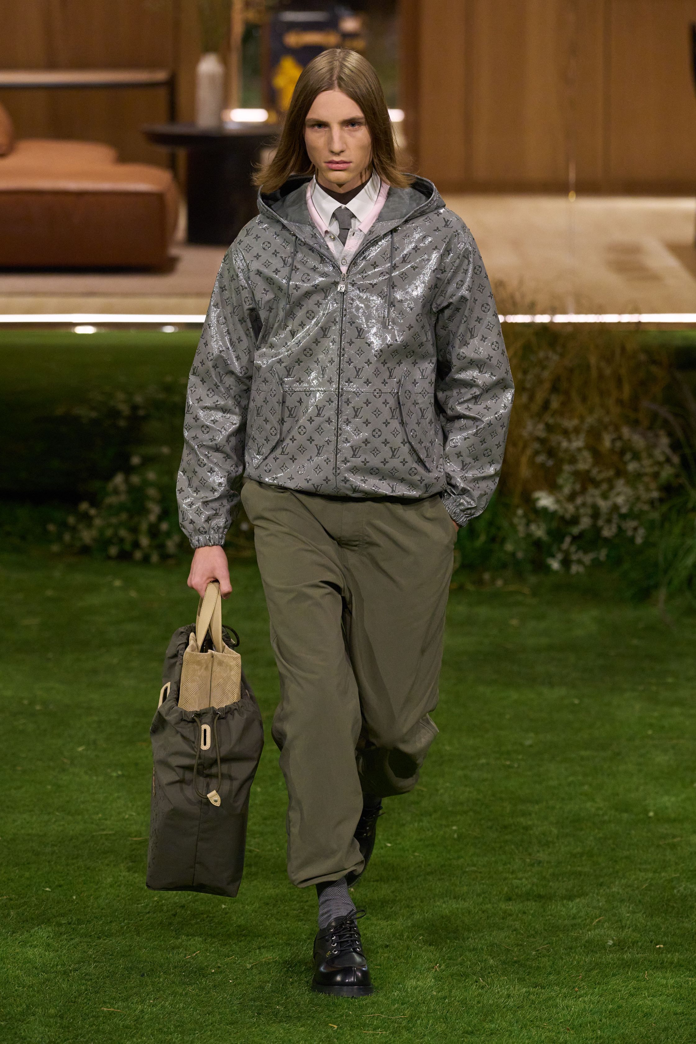 Louis Vuitton 26FW 男装以“当代绅士的旅行状态”为核心，在花园式场景中展开一场关于移动、身份与功能的叙事。功能夹克、细致西装、学院感针织与标志性包袋并行出现，色彩回归卡其、橄榄绿、灰褐与深红，呈现出低调却高度可穿的奢华现实主义。系列强化了“穿着中的生活感”，将品牌传统的旅行基因转译为更克制、更日常的现代衣橱方案-顽石频道趋势研究